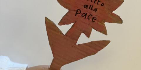 diritto alla pace- scritta su un fiore di cartone