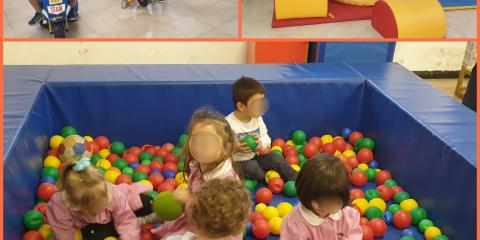giochi nella piscina con palline colorate  scuola Tina Quaglia