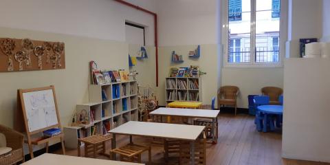 interno aula con tavoli 