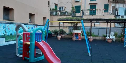 scivolo nel giardino della Scuola Tollot Orientale