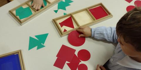attività  con forme colorate in classe
