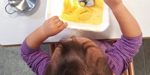 i piccoli e il gioco dei travasi