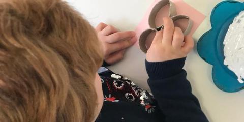 attività co cartoncino e pittura al tavolino