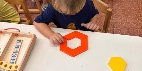 attività a tavolino con forme geometriche