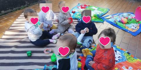 gruppo dei piccoli in giardino