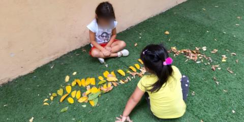 bambini che giocano in giardino