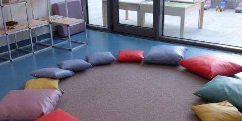 salone con tappeto e cuscini in cerchio