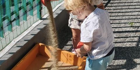 gioco con la sabbia in giardino