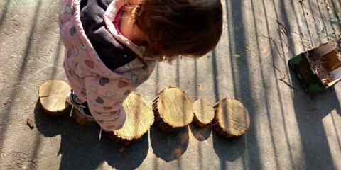 giochi in giardino con elementi naturali