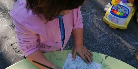 attività con foglie e pitture