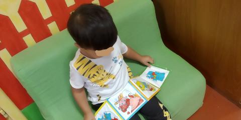 bambino che legge