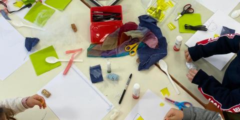 attività con carta, stoffa, colla 