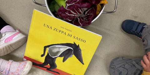 Una zuppa di sasso e materiali naturali