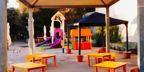 giardino con tavoli, seggiole e zone d'ombra