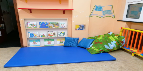 sezione dei medi con libri e tappetoni