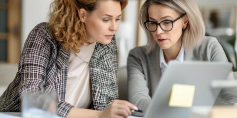 Due donne al lavoro davanti a un computer