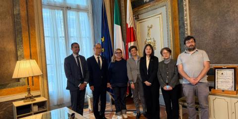 Foto di gruppo nell'Ufficio di rappresentanza della sindaca: si riconoscono l'assessora Bruzzone e il consigliere Kaabour