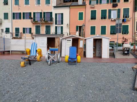 spiaggia con cabine bianche e sedie job