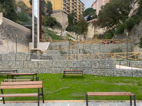 fotografia del parco urbano della ex caserma Gavoglio fotografia del parco Gavoglio con prato, panchine e muretti con gabbioni