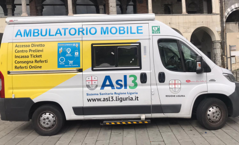 ambulatorio mobile davanti alla Commenda