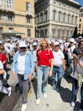 La sindaca Salis in mezzo ai partecipanti alla festa, tutti con maglietta e cappellino bianchi del progetto "Sport Senior" La sindaca Salis in mezzo ai partecipanti alla festa, tutti con maglietta e cappellino bianchi del progetto "Sport Senior"