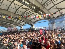 Folla rossoblu sotto il palco centrale dell'Ocean Live Park per la presentazione della nuova maglia del Genoa Cfc