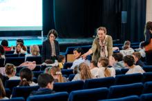 Bambine e bambini nella sala del Teatro Stradanuova: con loro la maestra e Monica Vercesi di Siamo nati per camminare