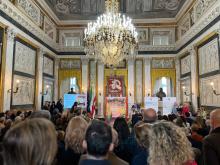 pubblico di spalle in salone di rappresnetanza