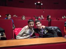 L'abbraccio tra due bimbi durante la "lezione" in Sala Rossa