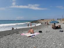 Spiaggia con alcuni bagnanti - foto di repertorio