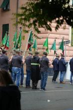 Alpini sfilano con le bandiere delle loro sezioni