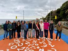 Foto di gruppo sul nuovo campetto da volley di Quinto, in piazzale Carristi d'Italia