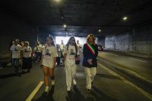 La sindaca Salis dentro il tunnel di Caricamento: insieme a lei la sorella di Giombattista e una amica di quest'ultima