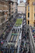 Un momento della sfilata in via XX Settembre. Sullo sfondo piazza De Ferrari