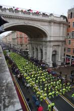 La sfilata lungo via XX Settembre passa sotto il Ponte Monumentale