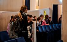 Una maestra "guida" gli allievi nella sala del Teatro Stradanuova prima della cerimonia