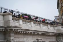 Genovesi sotto gli ombrelli per assistere alla sfilata dal Ponte Monumentale