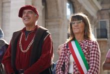 L'assessora Cristina Lodi con un figurante durante uno dei cortei diretti al Porto Antico