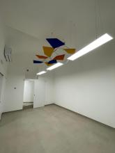 La nuova sala meeting dell'immobile di via San Bernardo con la pannellatura colorata sospesa a soffitto