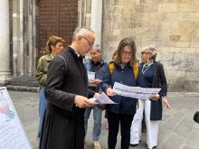L'assessora Lodi durante la presentazione dell'iniziativa, davanti alla Chiesa di San Donato