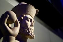 particolare della statua 