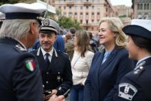 L'assessora alla Sicurezza urbana Arianna Viscogliosi insieme ad agenti della Polizia Locale