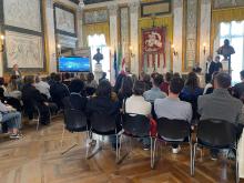 salone con  platea di spalle