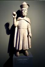 statua con didascalia personaggio eminente