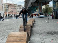 bambino in bici su simulatore di dossi al Porto Antico