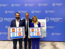 L'assessore Bianchi posa con il francobollo dedicato alle Repubbliche Marinare