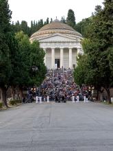 La scalinata del Pantheon assiepata dagli spettatori dello spettacolo "Voci da Staglieno" La scalinata del Pantheon assiepata dagli spettatori dello spettacolo "Voci da Staglieno"
