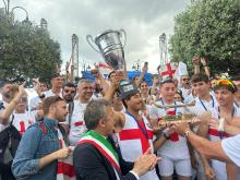 Grande festa per l'equipaggio maschile genovese che solleva il trofeo della vittoria