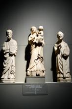 tre statue in marmo bianco: san pietro, madonna con bamino e sant'agostino