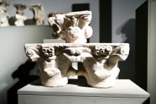tre capitelli marmorei
